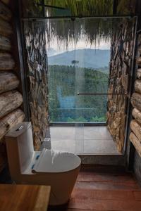 圣罗莎德卡瓦尔Eco Hotel Glamping El Silencio的带浴缸的浴室和大窗户