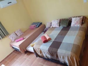 累西腓Recanto Novo Horizonte的两张睡床彼此相邻,位于一个房间里