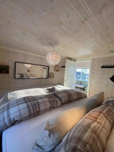 MyroSkarvebo - cabin with amazing view的一间设有两张床和吊灯的大卧室