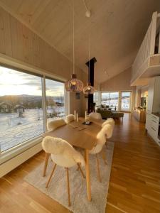 MyroSkarvebo - cabin with amazing view的一间带木桌和椅子的用餐室
