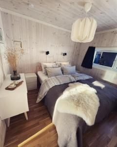 MyroSkarvebo - cabin with amazing view的一间卧室配有一张大床和一张桌子