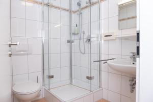 劳芬堡Gasthaus Hotel Kranz的带淋浴、卫生间和盥洗盆的浴室