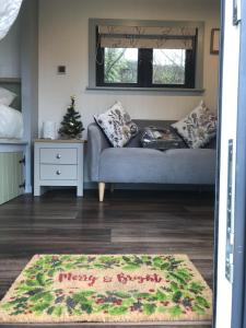 圣大卫Wyncliffe Hideaway的客厅配有带圣诞地毯的沙发