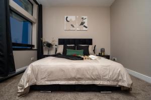 曼彻斯特JPG Tower Suite - 22nd Floor Canal & City Views的一间卧室设有一张大床和一个大窗户