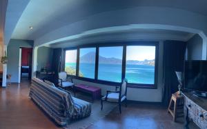 圣克鲁斯拉拉古纳Atitlan Sunset Lodge的海景客厅