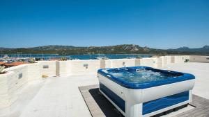 坎尼吉翁AHR Baja Hotel & Spa Cannigione的房屋屋顶上的热水浴池