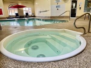 埃德蒙顿南埃得蒙顿速8酒店的游泳池中间的大浴缸