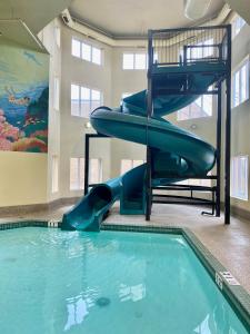 埃德蒙顿南埃得蒙顿速8酒店的大楼内一个带滑梯的游泳池