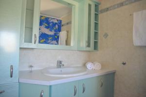 Trypiti Sea View Apartment的一间浴室