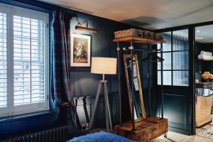 埃格姆Kings Arms的一间设有蓝色墙壁和落地灯的房间