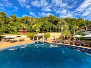 塞古罗港夏利玛普拉亚最佳西方酒店的度假村的游泳池,配有椅子和遮阳伞