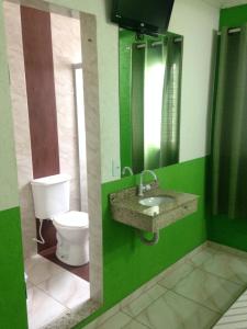 圣贝尔纳多-杜坎普Hotel Orquídea -Rudge Ramos (Adults only)的绿色浴室设有卫生间和水槽