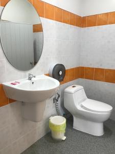美翰Pim Bungalow的一间带水槽、卫生间和镜子的浴室