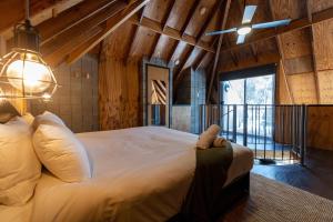 霍尔斯加普格兰屏逍遥酒店的一间带一张大床的卧室,位于一个拥有木制天花板的房间