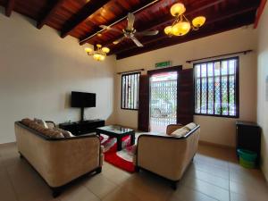 马六甲Jawa Townstay的客厅配有两张沙发和一台电视机