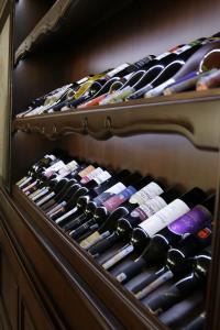 科纳克勒奥古斯托别墅精品酒店＆Spa的酒架上装满许多瓶装葡萄酒
