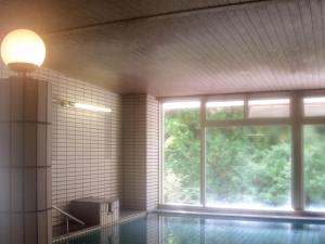 Nosegawa野迫川村酒店的客房设有游泳池和大窗户。