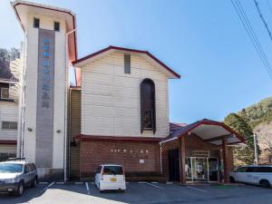 Nosegawa野迫川村酒店的教堂,停车场有停车位