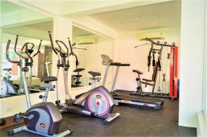阿伯来Premium 2 BHK Green Suites的健身房,室内配有几辆健身自行车