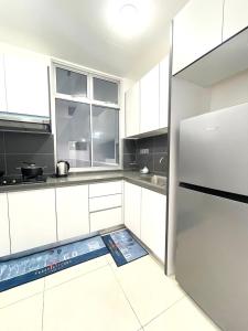 新山SKS Habitat 461 2BR 4-5pax Larkin Johor Bahru的厨房配有白色橱柜和冰箱。