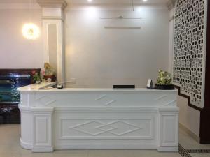 Bồ SơnGALAXY HOTEL Bắc Ninh的一个带水槽的白色柜台