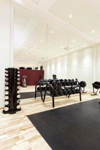马尔默马尔默精英广场酒店的一间设有健身房的房间,里面配有一系列设备