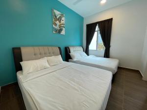 金马仑高原Golden Hill Home by Dreamscape的卧室设有两张床铺,拥有蓝色的墙壁