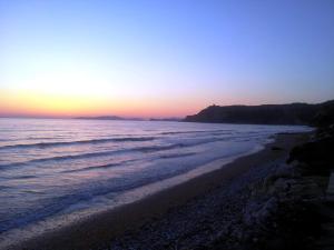 阿里拉斯PORTO-FINO的日落在海滩上与大海