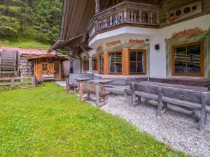 施图拜河谷新施蒂夫特Quaint alpine hut in the Stubaital with sauna的坐在大楼外的一组长凳