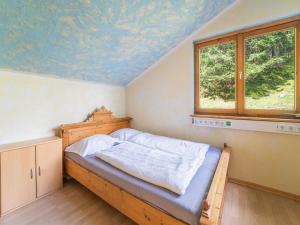 施图拜河谷新施蒂夫特Quaint alpine hut in the Stubaital with sauna的一间卧室配有一张床,天花板上画着一幅画