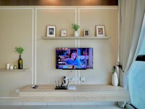 新山Royale Cottage Midvalley Netflix Pools 4 pax的客厅设有壁挂式平面电视。