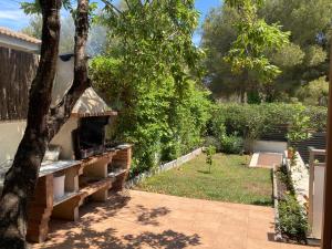克尤伯厄拉斯Villa Dacar的院子里带砖炉的花园