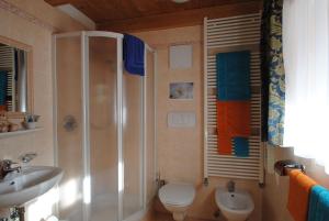 科尔福索米兰多拉酒店的带淋浴、卫生间和盥洗盆的浴室