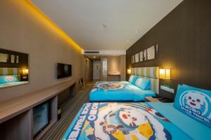白山长白山万达悦华酒店的一间卧室配有两张床和一台平面电视