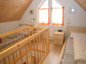 巴德小基希海姆Holiday home in Bad Kleinkirchheim near ski area的一间带楼梯和一张双层床的卧室