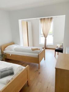 PöttschingGästezimmer Ödenburgerstraße的一间卧室设有两张床和大镜子