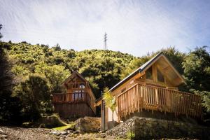 纳尔逊Maitai Whare Iti - Adventure Cabins & House的山边小屋