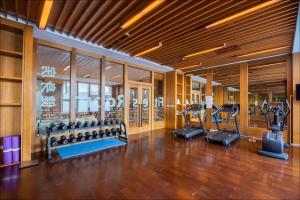 白山长白山万达锦华度假酒店的健身房设有数台跑步机和椭圆机