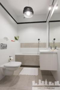 华沙Millennium Awangarda Grey的白色的浴室设有卫生间和水槽。