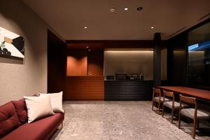 京都HOTEL KYOTOLOGY的客厅配有沙发和桌子