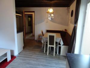 索内纳尔佩·纳斯费尔德Apartment in Sonnenalpe am Nassfeld in Carinthia的厨房以及带桌椅的用餐室。