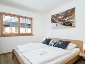 平茨高谷地霍勒尔斯巴赫Beautiful apartment near the ski area的一间卧室配有一张带白色床单的床和一扇窗户。