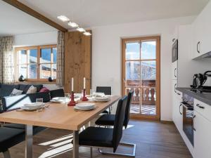 平茨高谷地霍勒尔斯巴赫Beautiful apartment near the ski area的厨房以及带木桌和椅子的用餐室。