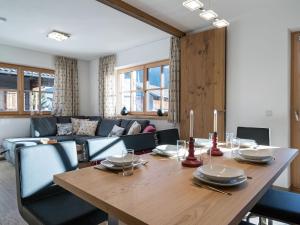 平茨高谷地霍勒尔斯巴赫Beautiful apartment near the ski area的一间带桌子和沙发的用餐室