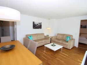皮森多夫西梅施恩公寓的客厅配有沙发和桌子