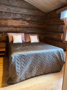 鲁卡Ruka Chalet Roma的小木屋内一间卧室,配有一张床