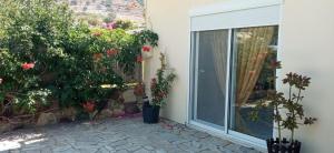 里瓦的亚Marilen的一个带滑动玻璃门和鲜花的庭院