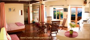 明德卢Solar Windelo的一间带桌椅的客厅和一间房间