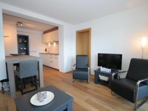 韦斯滕多夫Apartment in Westendorf Tyrol with terrace的客厅配有沙发、椅子和电视