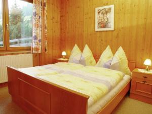索内纳尔佩·纳斯费尔德Apartment in Hermagor Pressegger See with sauna的一间卧室配有一张大床和枕头